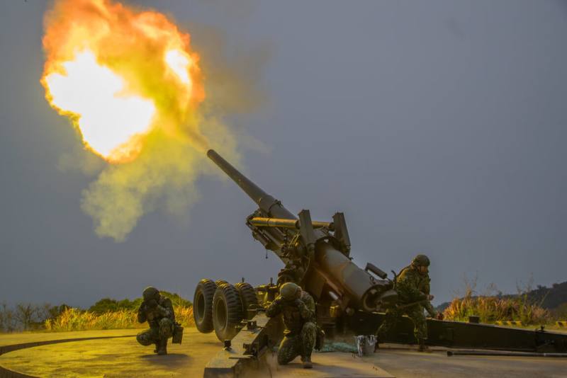馬祖防衛指揮部20日上午在南竿實施民國115年第1季雲台操演，南竿守備大隊在密集槍砲聲與火光中，展現平時扎實訓練成果。圖為官兵射擊155加農砲，實施航道封控。（軍聞社王進福提供）