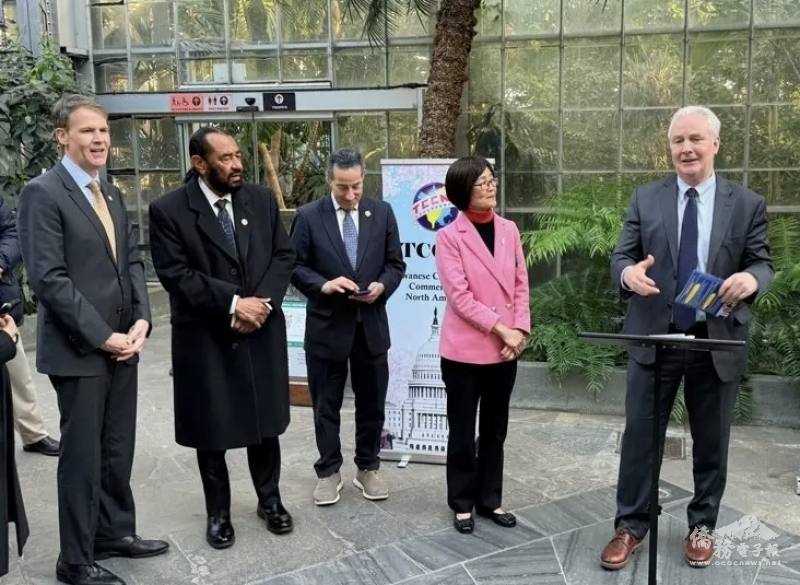 多名聯邦參、眾議員出席酒會 （右起 Chris Van Hollen，白越珠，Jamie Raskin, Al Green,  Jefferson Shreve)