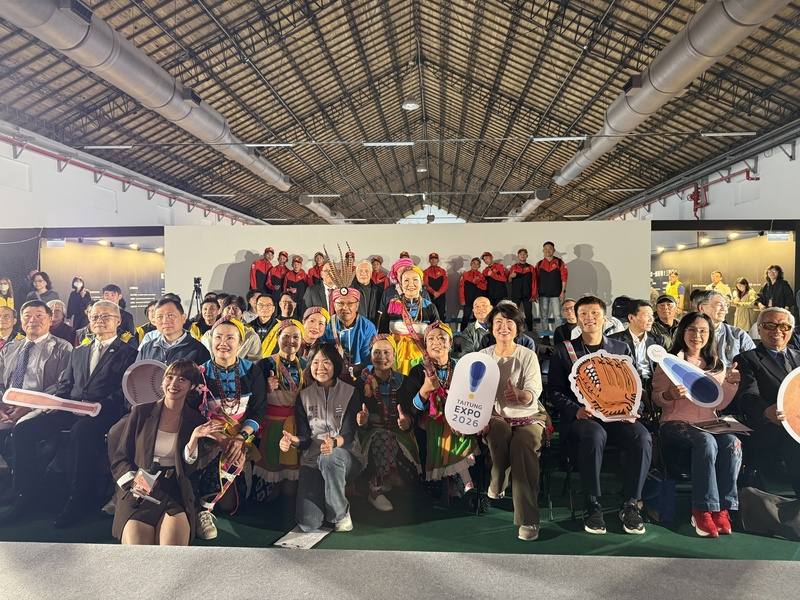台東縣是台灣棒球人才庫，「2026台東博覽會：紅土之上棒球特展」21日開展，開展記者會上，運動部長李洋（前排右3）、台東縣長饒慶鈴（右4）、中職秘書長楊清瓏及退役球員鄭幸生、張泰山等人都有出席。