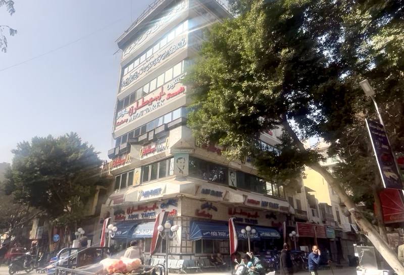 塔立克原本只是個推車叫賣「口秀麗」的街頭攤販，後來建立埃及最大的口秀麗王國。此為位於開羅市中心老城區內的6層餐廳大樓。