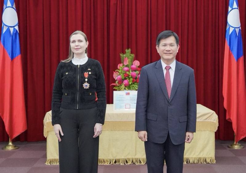 外交部長林佳龍頒贈立陶宛國會議員暨前國防部長莎卡琳恩（Dovilė Šakalienė）「睦誼外交獎章」。