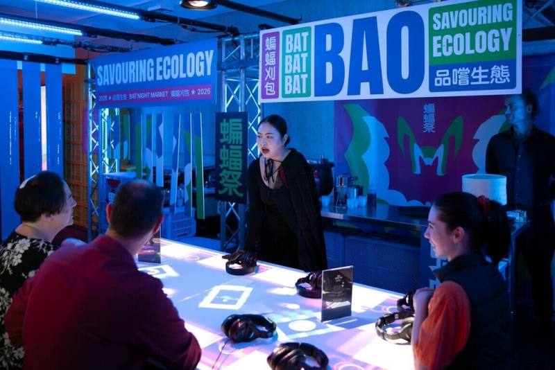 今年的布里斯本世界科學節充滿台灣特色，主打節目包括台灣藝術家顧廣毅與英國藝術家強生（Robert Johnson）共同創作的「蝙蝠祭」，作品旨在激發人類反省，思考如何透過「跨物種資源運用」與「韌性飲食方案」應對生態危機。（昆士蘭博物館提供）