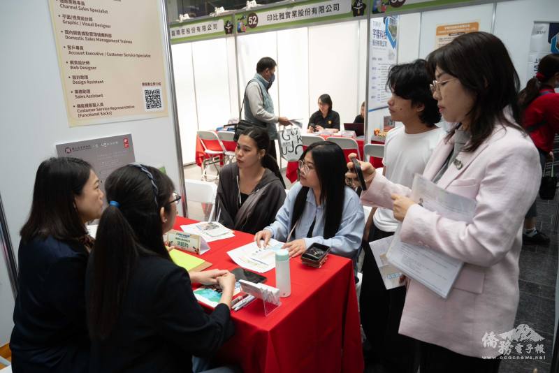 活動現場僑生積極與企業進行面談