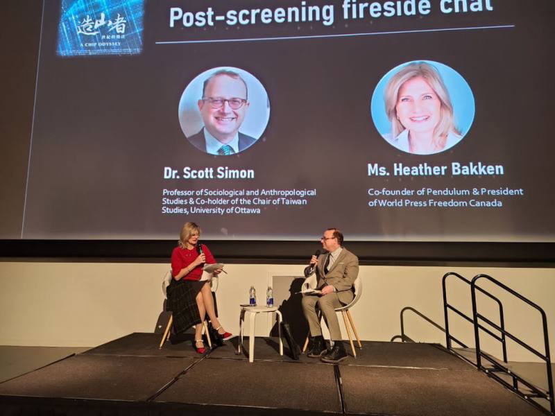 渥太華大學台灣研究學者史國良（Scott Simon，右）和加拿大世界新聞自由（World Press Freedom Canada）主席巴肯（Heather Bakken，左）在放映會後深度對話，暢談台灣在世界扮演的關鍵角色。（駐加拿大代表處提供）