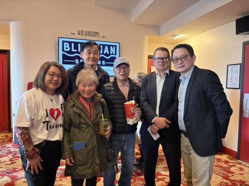 「造山者」放映會吸引約200人出席觀賞，韓裔加拿大人李金（Jin Lee，前排左2）和親友都非常喜歡這部電影。電影放映幕後推手-愛城台灣同鄉會會長何薇（左1）以及亞伯達大學（University of Alberta）台灣研究計劃主任葉敘理（（Ashley Esarey，右2）和研究員葉國豪（右1），都對觀眾熱烈迴響感到開心。 （愛城台灣同鄉會提供）