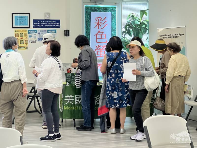 金山灣區媽媽教室會員在美國華裔精神健康聯盟攤位，了解該組織功能及服務