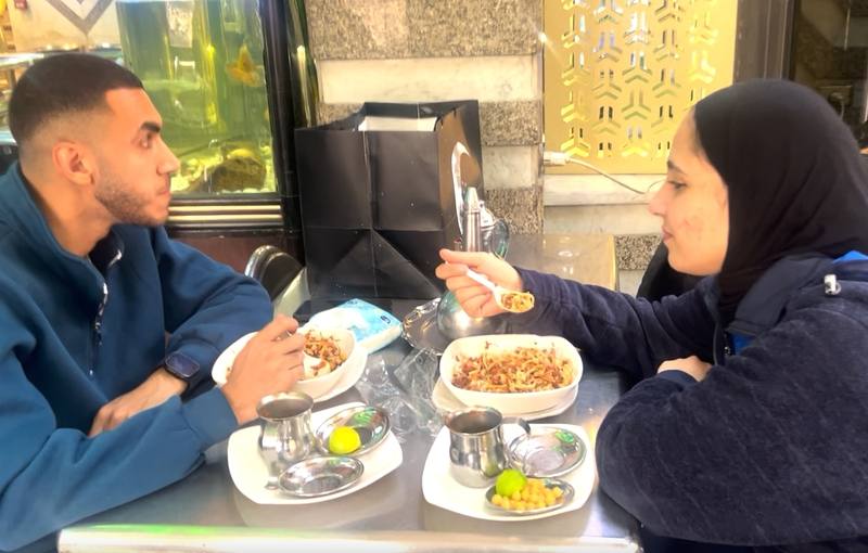 一盤富含碳水化合物及植物性蛋白質的「口秀麗」，價格約60至90埃鎊（1埃鎊約新台幣0.6元），經濟實惠又營養。