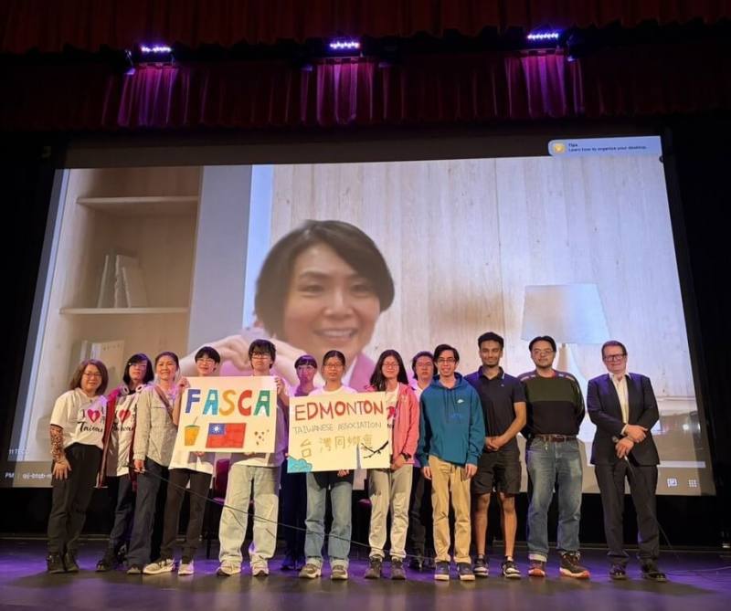 許多年輕一代出席電影「造山者」放映會深受感動。愛城台灣同鄉會會長何薇（左1）希望培育台裔新生代傳承前輩精神，繼續讓台灣被世界看見。（愛城台灣同鄉會提供）