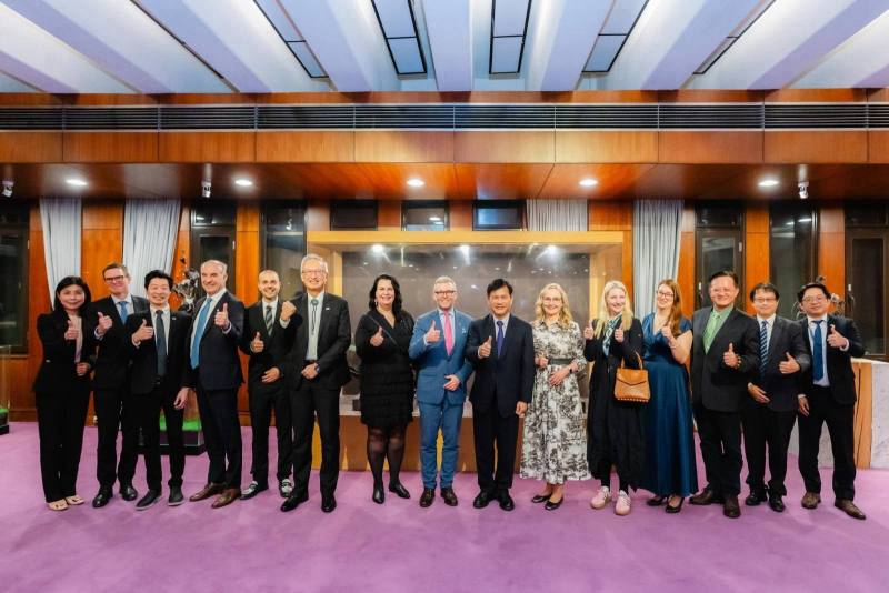 外交部長林佳龍與芬蘭國會友台小組跨黨派議員訪問團合影。