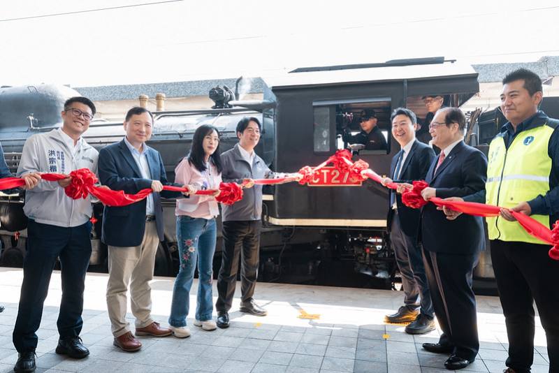 總統和出席人員合影