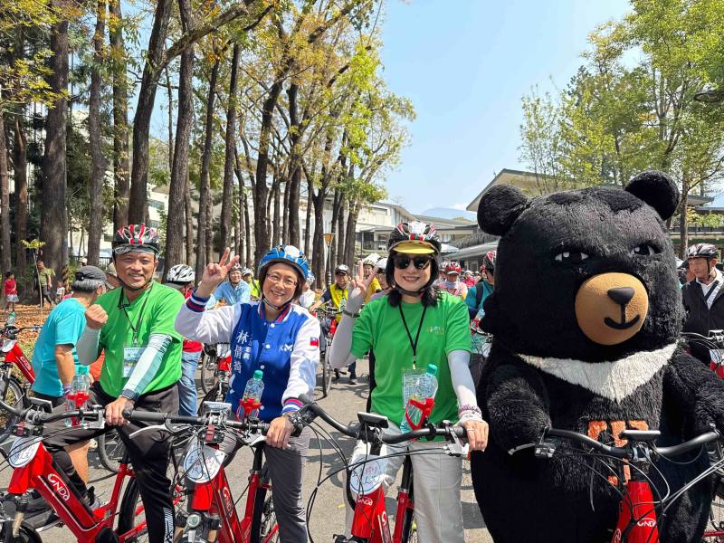 交通部觀光署陳玉秀署長(右)、林倩綺立委(中)、景區發展組黃怡平組長(左)及喔熊組長相約車友，在美濃田園間悠遊開騎。
