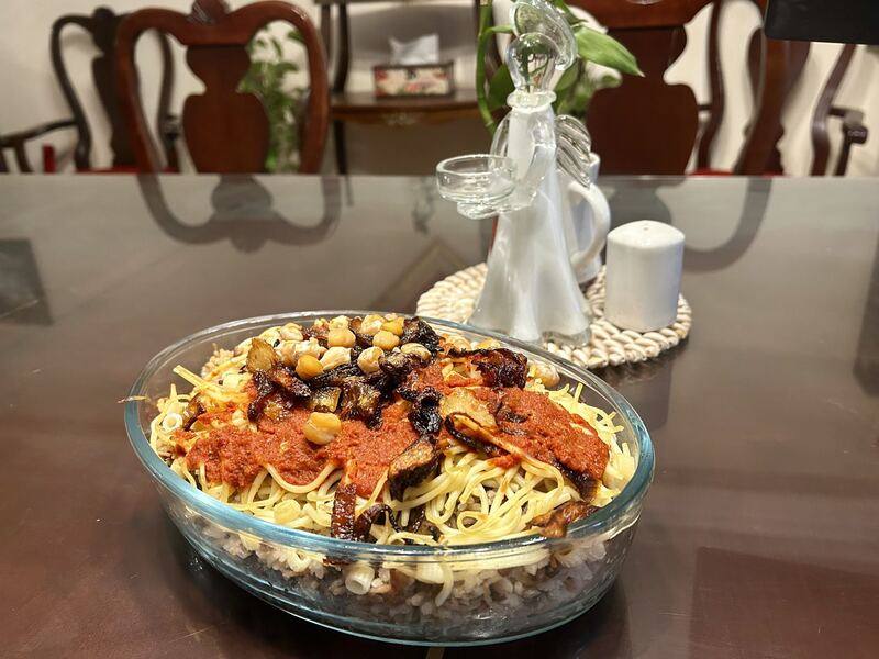 「口秀麗」是埃及最具代表性國民美食，依序鋪上米飯、小麥粒、扁豆、義式通心粉、鷹嘴豆和炸洋蔥，再淋上埃及風味靈魂醬汁，可同時品嘗食材單獨滋味以及所有食材的綜合風味。