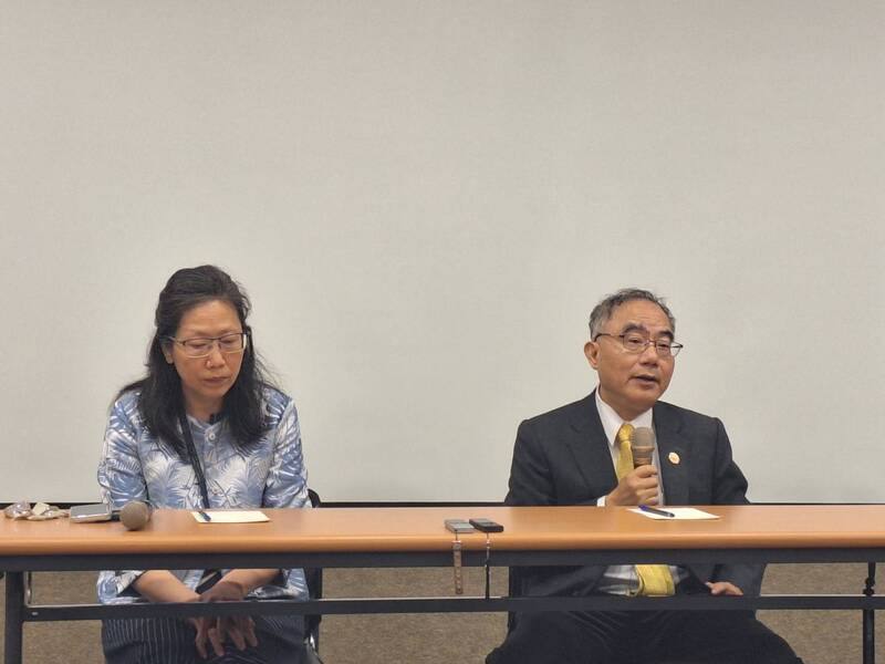 台大校長陳文章（右）21日於校務會議後接受媒體聯訪，說明115學年將擴大高中生進階課程試辦計畫，參與對象由北市5所高中擴大到北市其他高中。