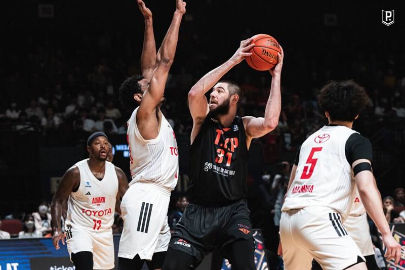 William Artino (center, in black jersey) of the Taoyuan Pauian Pilots looks for a shot during a game against Alvark Tokyo in Macau on Friday. Photo courtesy of the Taoyuan Pauian Pilots