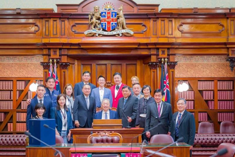 新北市長侯友宜（立者前左3）與議長蔣根煌（前中）20日率團拜會澳洲新南威爾斯州議會，與各黨派議員於議事廳合影。（新北市政府提供）