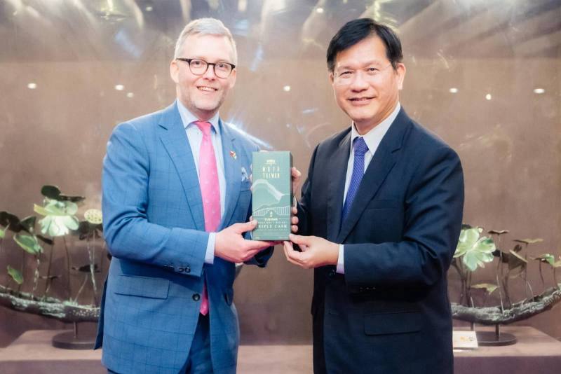 外交部長林佳龍與芬蘭國會友台小組主席勒馬茨（Mats Löfström）合影。