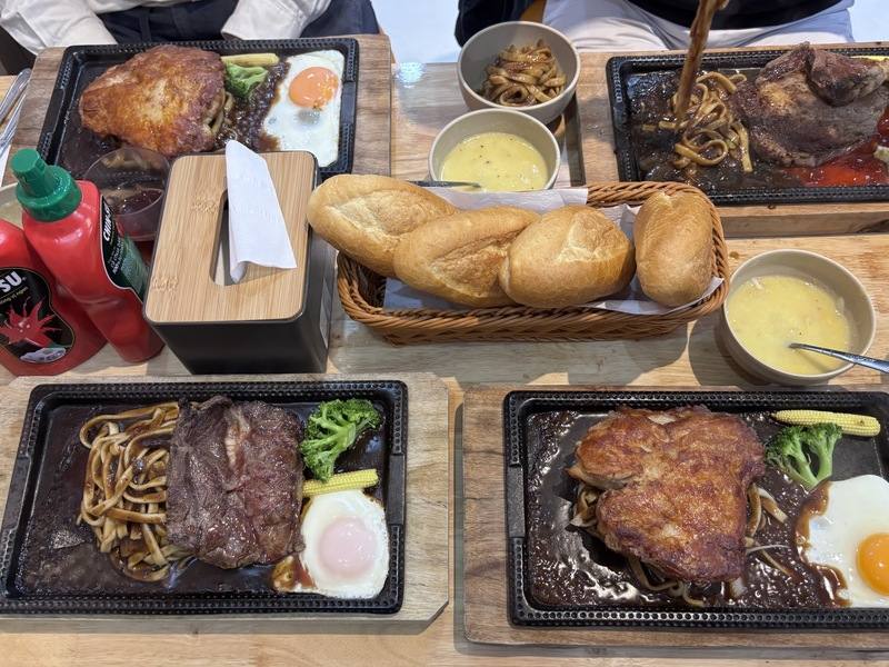 曾在台灣工作的越南人阮文心在北寧開牛排店，醬料等餐點原料大多來自台灣，搭配玉米濃湯、奶茶，台味十足。其中，也有餐點融合台灣與越南特色，麵包為酥脆的越南麵包。