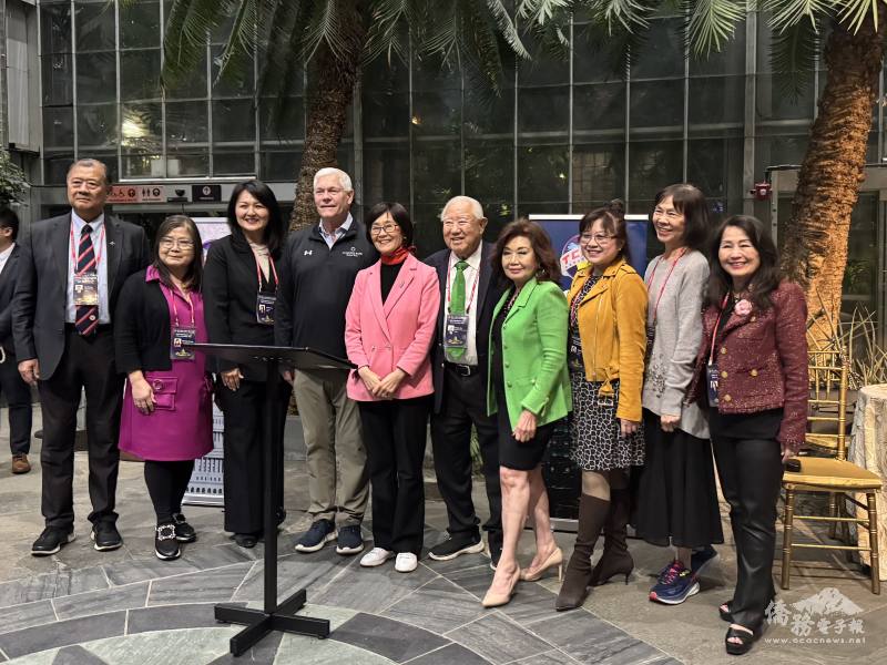 聯邦眾議員 Pete Sessions（左4）與各界商業精英及代表