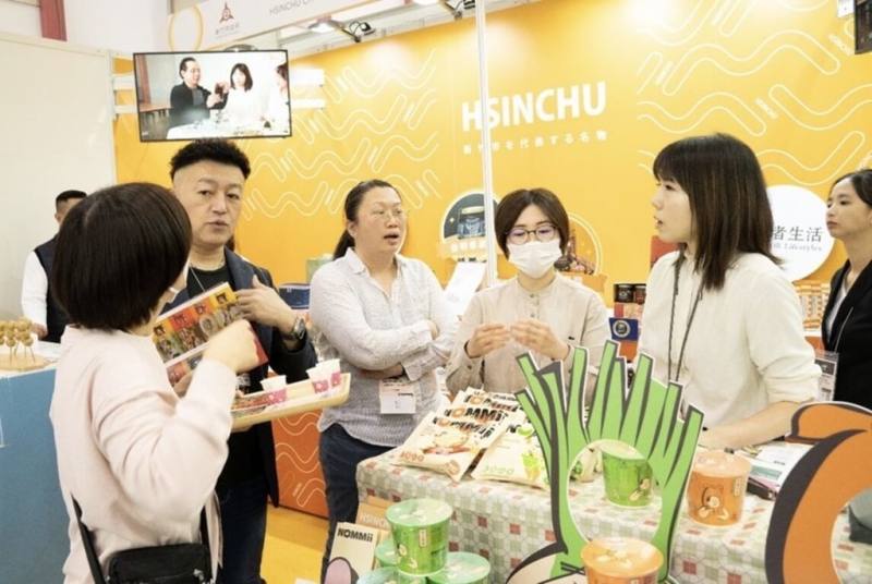 新竹市政府日前與4家在地業者參加2026東京國際食品展，共吸引逾百家國際買家洽談，成果豐碩。（新竹市政府提供）