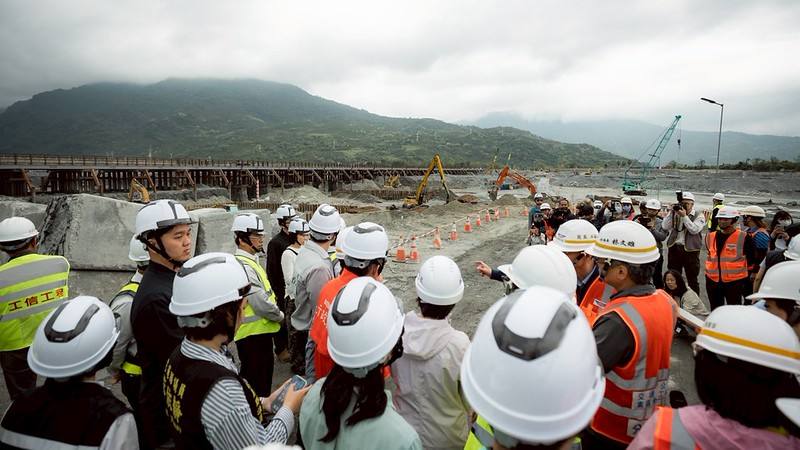 副總統前往馬太鞍溪橋及堤防工程現場，了解當前重建進度與後續修復計畫