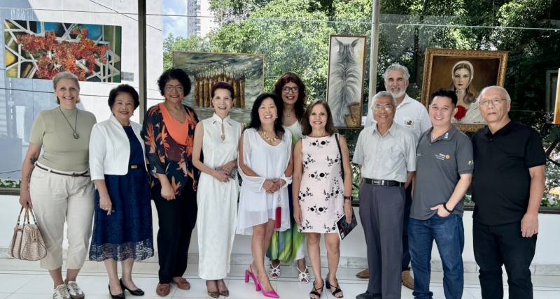 參展臺巴藝術家合影