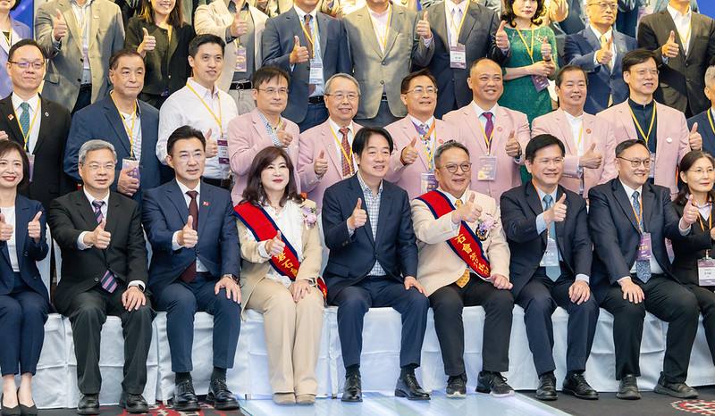 總統和出席人員合影