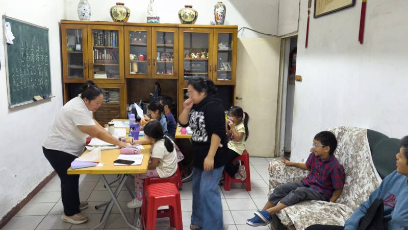 熱心臺僑鄉親提供居家空間作為教學場地，共同為文化傳承與教育工作上盡心盡力