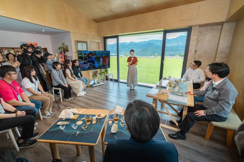 總統聽取「女兒不懂茶」創辦人林廷瑀分享地方創生成果