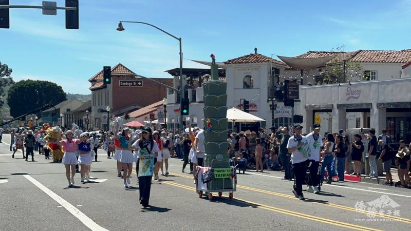 攀登臺北101花車及青春飛揚的福爾摩沙啦啦隊，讓Team Taiwan的臺灣風采更加亮麗、吸睛。