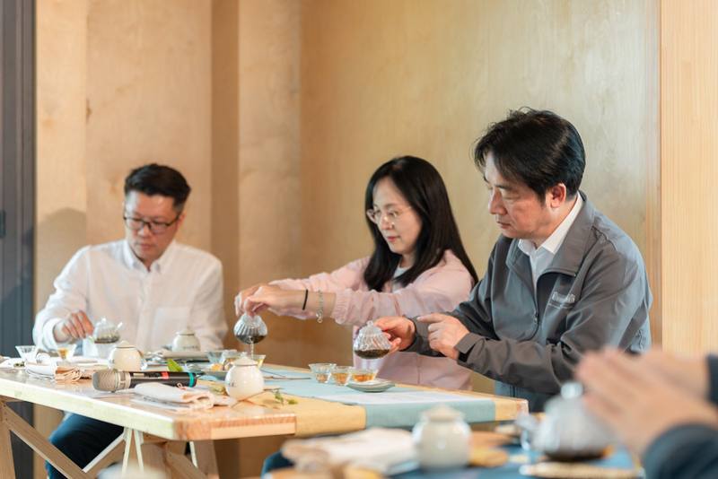 賴清德總統20日上午參訪臺東地方創生「女兒不懂茶」據點，了解青年結合創意與地方特色推動產業升級的成果，並與在地青年座談交流