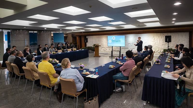 副總統首先前往慈濟靜思堂聽取防災士訓練簡報