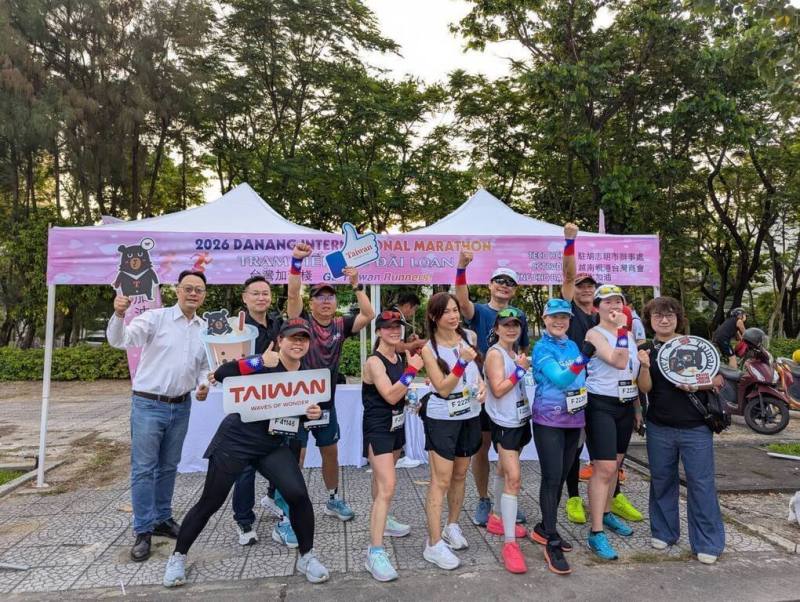 越南峴港國際馬拉松賽登場，共吸引逾70國、9000位跑者參加，台灣有超過百名跑者登記參加。駐胡志明市辦事處與峴港台灣商會合作，活動當天在中途補給站設立攤位，為沿途跑者加油並宣傳台灣。（駐胡志明市辦事處提供）