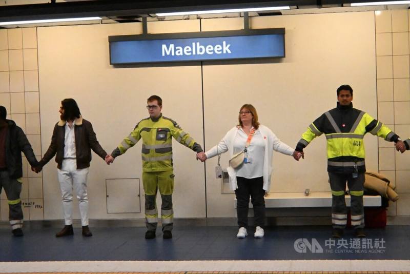 布魯塞爾馬爾比克（Maelbeek）地鐵站21日舉行紀念活動，以牽手串起人鏈的方式，悼念2016年連環爆炸案的罹難者
