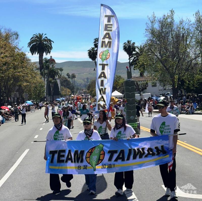 橙僑中心主任蕭蓓如(一排左二)、美國南加州 TEAM TAIWAN 挺臺灣協會會長張慧玲(二排中)與臺灣留學生擔任Team Taiwan的前導旗隊手。