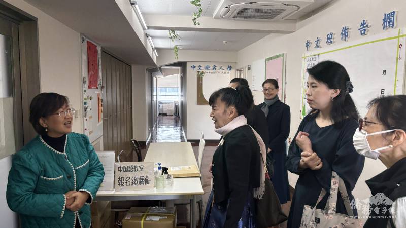 僑務委員會徐佳青委員長（左1）訪視慈濟日本分會中文班教室