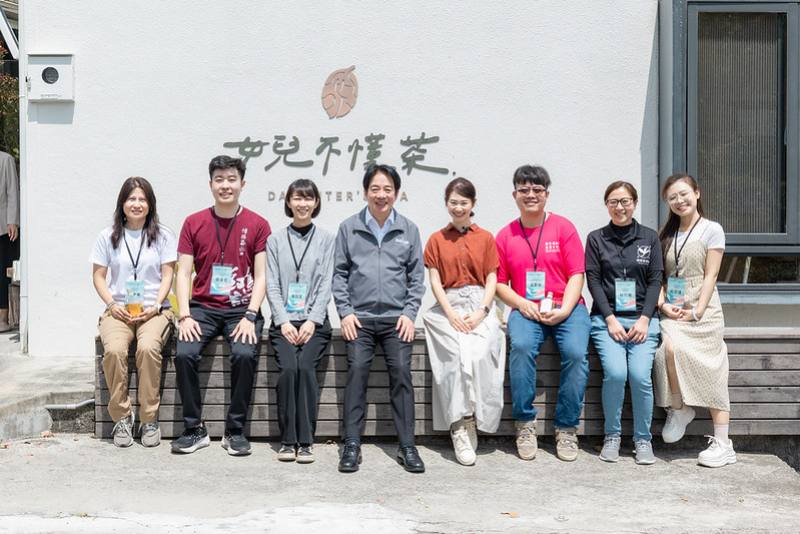 總統和出席人員合影