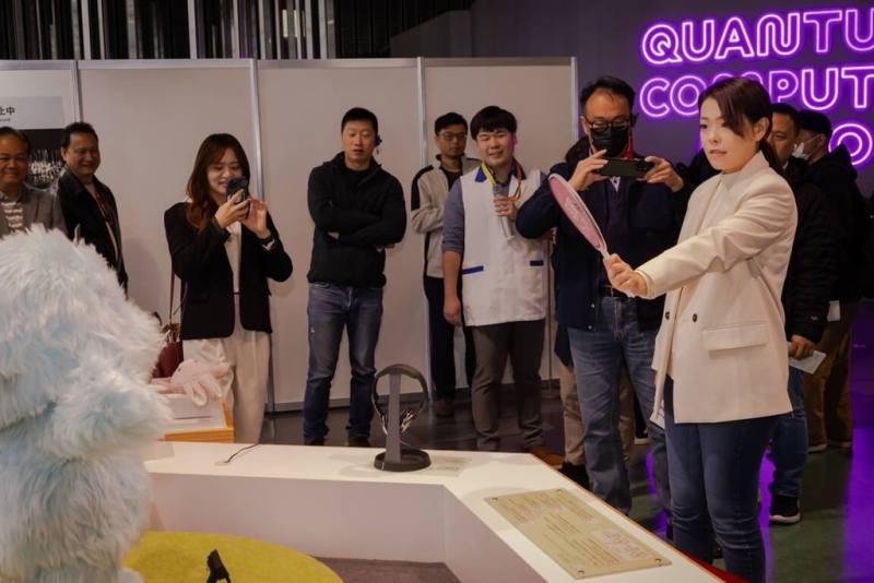 新竹市長高虹安（前右）率團赴日本考察，21日參訪日本科學未來館，體驗科技互動展覽。（新竹市政府提供）