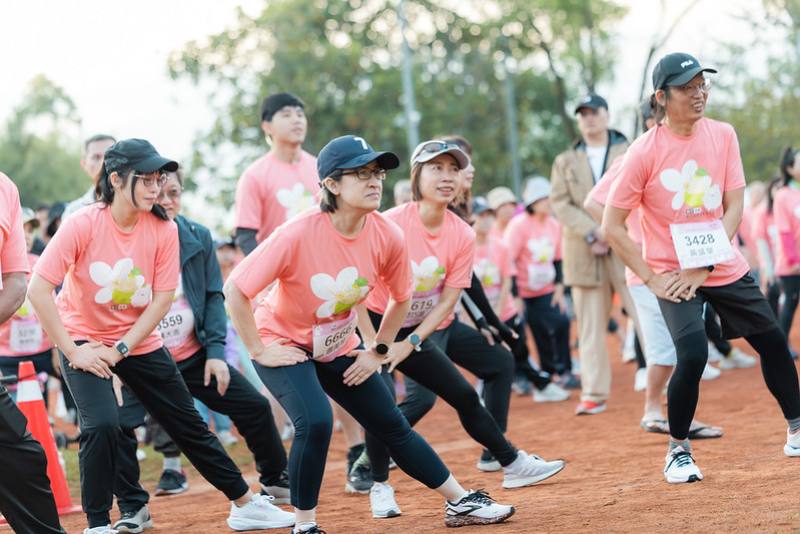 副總統與現場民眾一同完成6公里賽程，並獲頒完賽證明