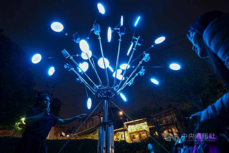 2026寶藏巖光節「微光之城」21日正式開幕，參展藝術家周柏慶（左）在園區內打造大型聲光藝術裝置，並親自向觀眾分享創作理念