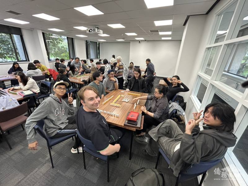 學生玩得津津有味