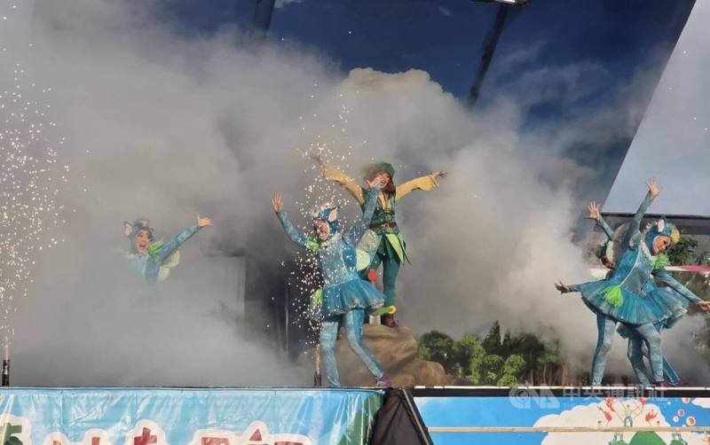 深受親子族群喜愛的紙風車劇團21日跨海前進澎湖，在澎湖縣演藝廳前廣場演出親子劇「蕃薯森林奇遇記」，與大小朋友們同樂