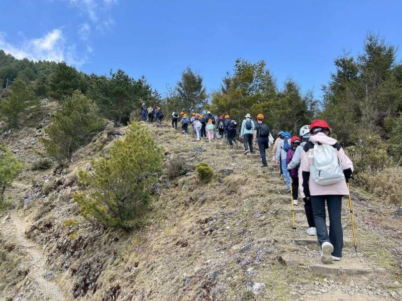 高雄市美濃區廣興國小、東門國小及杉林區月美國小聯合推動山野與雙語教育，18日至20日畢業生完成登高山活動。（校方提供）