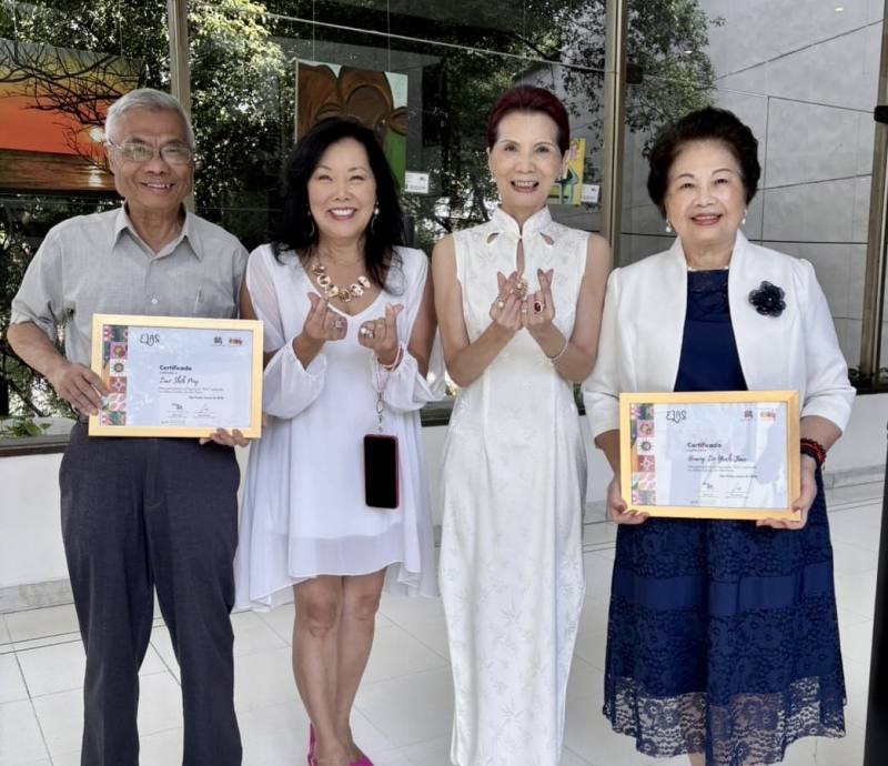 巴西華人資訊網支黃秀莉（右二）、鶴藝術工作室負責人Eliana (左二)致贈參展證書給國畫家廖世秉僑務顧問（左一）、陶瓷家世華巴西分會會長林月嬌（右一）