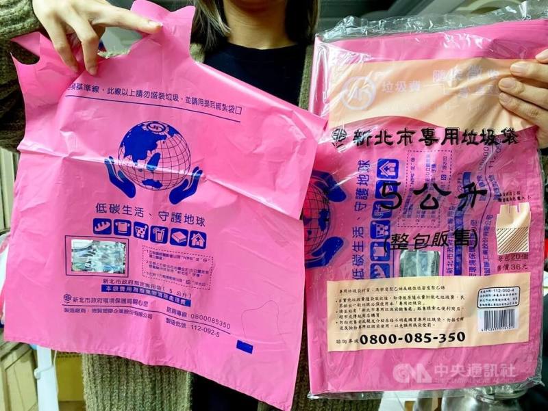 中東戰火影響石油運輸，塑膠原料供應傳出吃緊，新北市環保局清潔維護科科長蔣本芝21日表示，目前垃圾專用袋仍依標案契約正常程序進行，統計約有3個月庫存量，但不會等用罄才訂購，隨時會照各規格需求向製造廠商下單