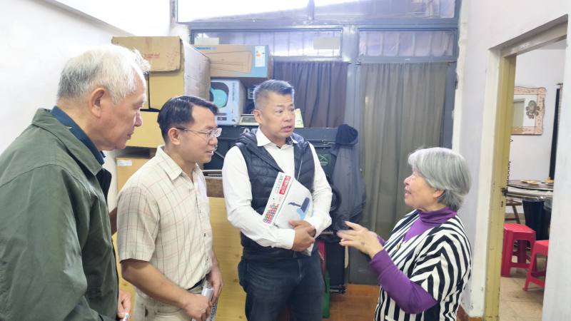 僑務秘書丁健民同僑聯會理事長洪瑞堂與僑校教師深入交談，關心並了解當地教學現況