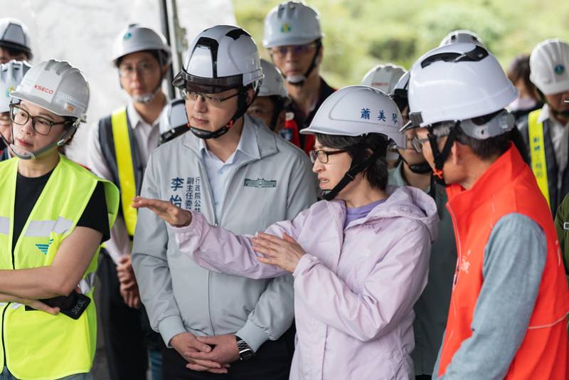 蕭美琴副總統21日前往花蓮縣，參訪慈濟災防準備情形，並視察馬太鞍溪疏濬及堤防復建工程暨台9線馬太鞍溪橋重建進度