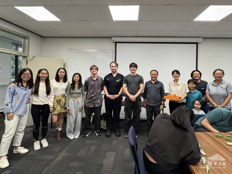 與每桌的贏家合影