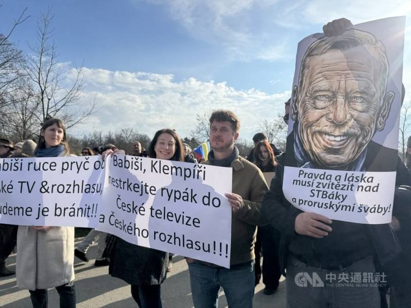 逾20萬名捷克民眾21日下午聚集在布拉格萊特納公園，抗議捷克總理巴比斯（Andrej Babiš）領導的政府。捷克民眾現場高舉寫著「巴比斯、克萊皮爾（Oto Klempíř）不要干涉捷克電視台和捷克廣播電台」、「真理與愛必須戰勝祕密警察餘黨和親俄的蟑螂」等標語