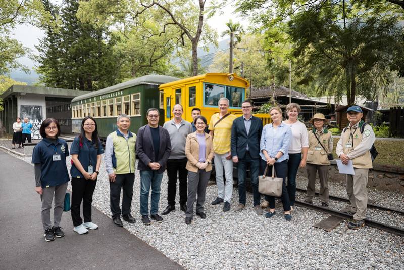 蕭美琴副總統21日下午邀請多位歐洲駐臺代表前往花蓮縣參觀「林田山文化園區」以及體驗「馬太鞍濕地巴拉告生態」