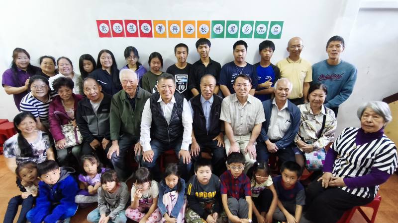 與僑校全體師生合影留念，場面溫馨熱絡